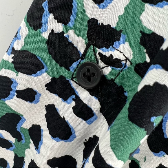 BeachLunchLounge Top Womens Plus Size Green Leopard Print Button Roll Tab Sleeve - Picture 8 of 16